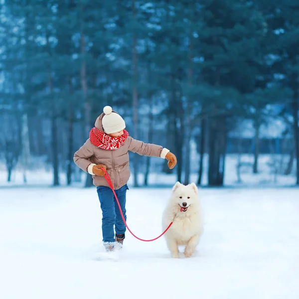 Natale, inverno e la gente concetto felice ragazzo adolescente runnin — Foto Stock