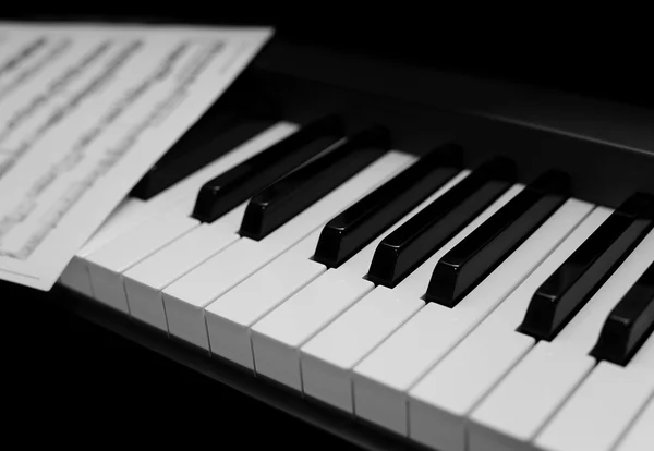 Closeup de piano com notas — Fotografia de Stock