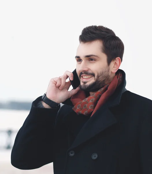 Hombre elegante guapo hablando en el teléfono inteligente al aire libre — Foto de Stock