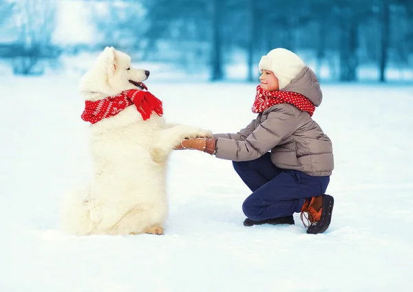 Noel, kış ve insanlar kavramı - playin mutlu genç çocuk — Stok fotoğraf