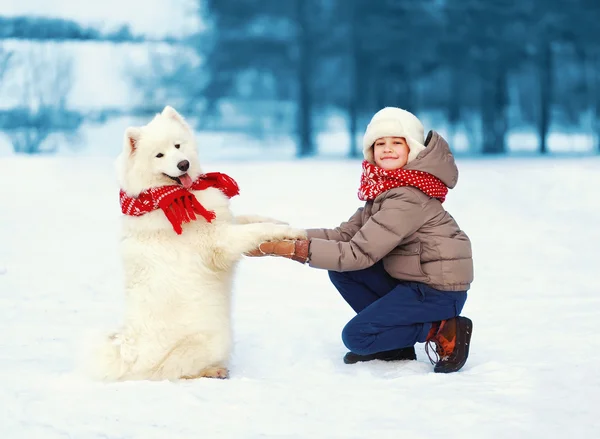 Noel, kış ve insanlar kavramı - playin mutlu genç çocuk — Stok fotoğraf