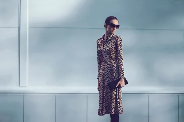 Street fashion concept - pretty elegant woman in leopard dress a — Stock Photo, Image