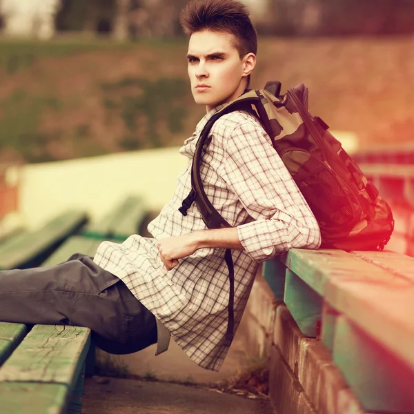 Retrato de estilo de vida de moda de homem hipster bonito com mochila — Fotografia de Stock