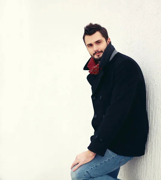 Retrato de moda hombre elegante guapo en abrigo negro con estilo — Foto de Stock