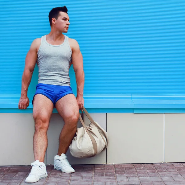 健身、 运动和锻炼概念-英俊型男用袋 — 图库照片