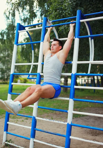 Спорт, фітнес і концепція тренування спортсмен робить вправи li — стокове фото