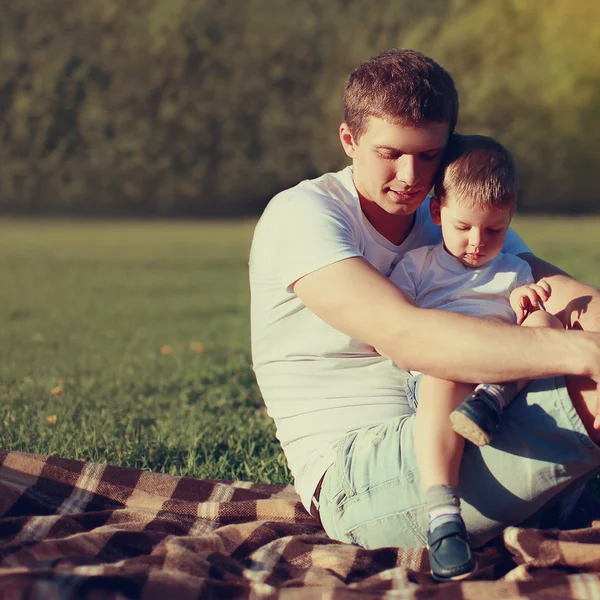Lifestyle photo lovely father and son together resting outdoors — Stock Photo, Image