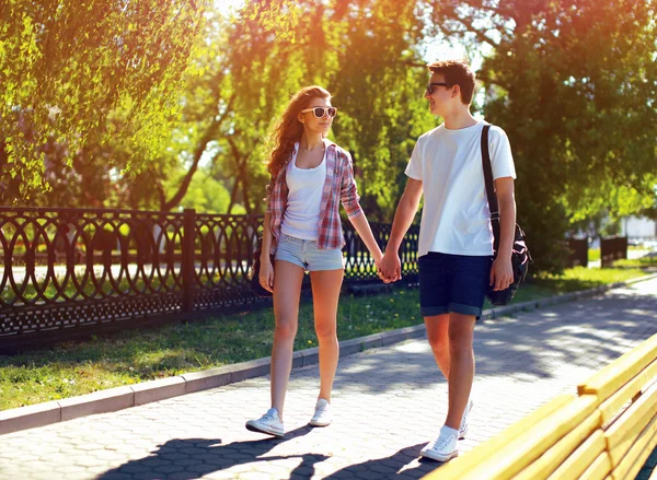 Estate, vacanza, divertimento, relazioni e concetto di persone - abbastanza — Foto Stock