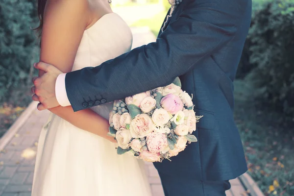 Casal de casamento sensual bonito e buquê doce de flores , — Fotografia de Stock