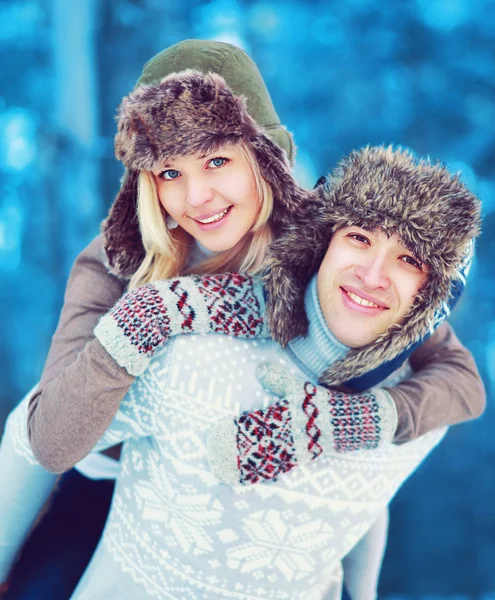 Retrato feliz pareja joven y acogedora divirtiéndose al aire libre en invierno d —  Fotos de Stock