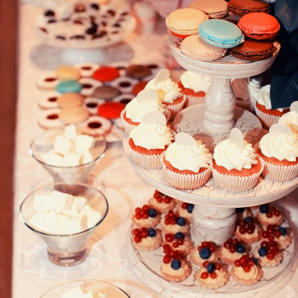 Sladké barevné bufetového stolu s makaróny a dorty — Stock fotografie