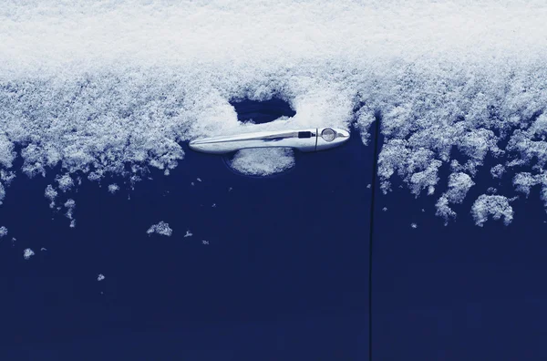 Voiture gelée d'hiver, véhicule de porte gelée dans la glace — Photo