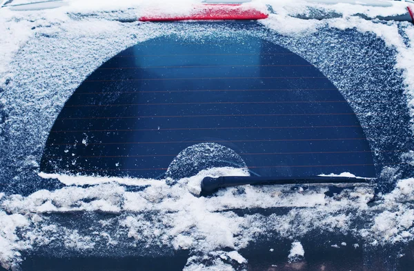 Зимнее замерзшее заднее стекло автомобиля, текстура замерзающего ледяного стекла — стоковое фото