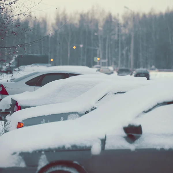 冬天的汽车覆盖了停车场上的雪 — 图库照片