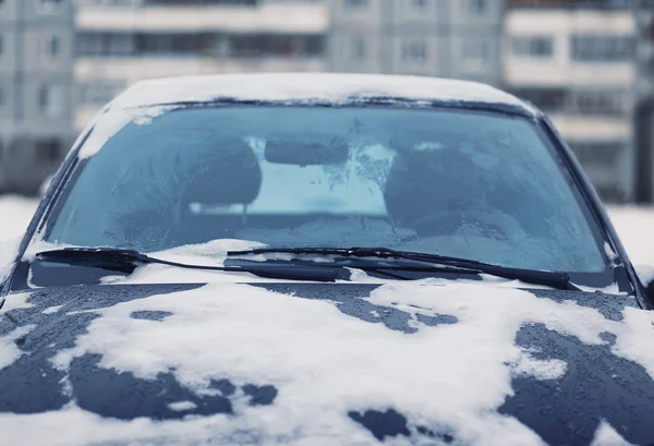 Coche en la nieve, frío día de invierno — Foto de Stock