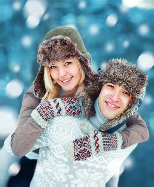 快乐的年轻夫妇，在冬季的一天在外面玩的开心 — 图库照片
