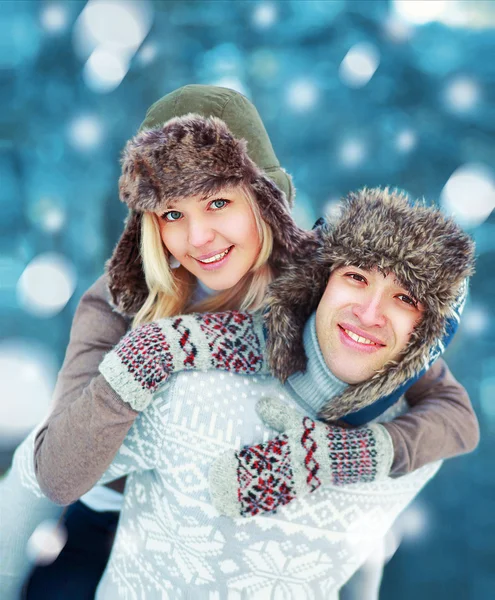 Feliz pareja joven divirtiéndose jugando al aire libre en el día de invierno — Foto de Stock