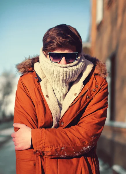 Moda, roupa e conceito de estação - congelamento de homem hipster elegante — Fotografia de Stock