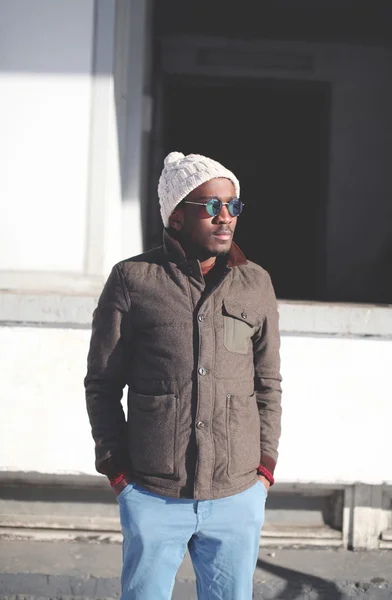 Concepto de moda, ropa y gente: un hombre africano joven y elegante —  Fotos de Stock