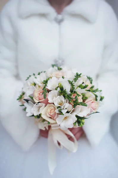 Winter wedding bouquet in hands of the bride closeup — Stock Photo, Image