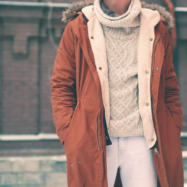 Moda erkek bakmak, ceket ve kazak, yumuşak vintage renkleri