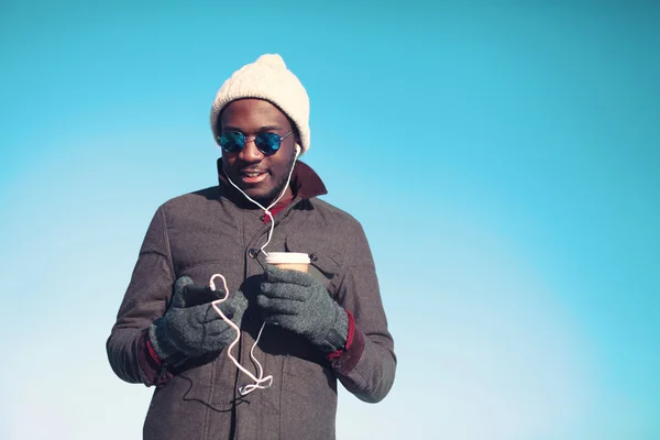 Retrato de estilo de vida del joven africano libre disfrutando escuchando —  Fotos de Stock