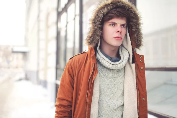 Retrato de joven guapo en la ciudad, cono de la moda callejera — Foto de Stock