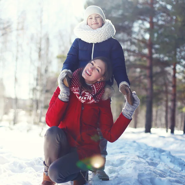 Mãe e filho felizes andando no dia ensolarado de inverno — Fotografia de Stock