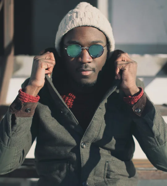 Portrait de mode d'un bel homme en lunettes de soleil à l'extérieur — Photo