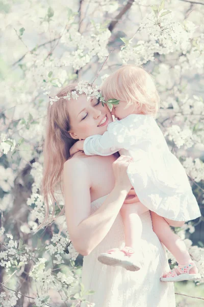 Happy life moments mother hugging child in sunny spring flowerin — Stock Photo, Image