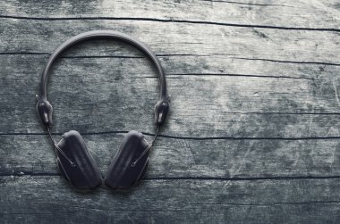 Müzik grunge ahşap bir masa üstü arka plan, siyah kulaklık