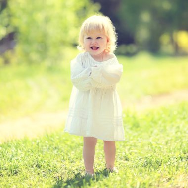 Güneşli çocuk eğleniyor çimlere yaz gün