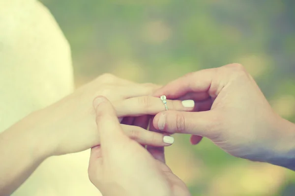 Amor, compromiso y concepto de boda - manos femeninas y masculinas ingenio —  Fotos de Stock