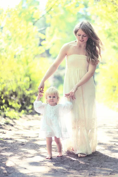 Sunny photo mother and child walking barefoot in the forest, mom — Stock Photo, Image