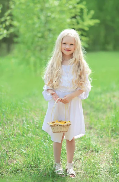 Våren porträtt av söt liten flicka i vit klänning med lång blo — Stockfoto