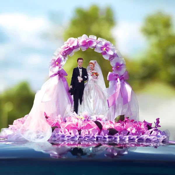 Figuras em miniatura do casamento da noiva e do noivo, decoração nupcial — Fotografia de Stock