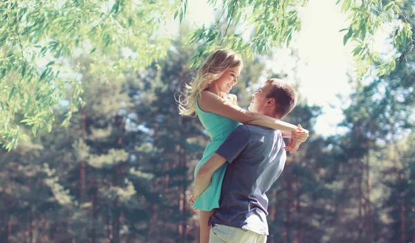 Zoete paar in liefde, man en vrouw geniet van elkaar in de zonnige sp — Stockfoto