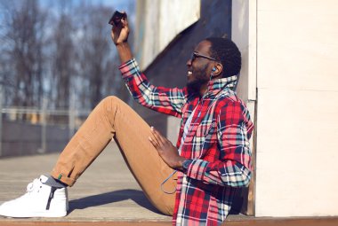 Öz-portr moda yaşam tarzı fotoğraf mutlu genç Afrika adam yapar