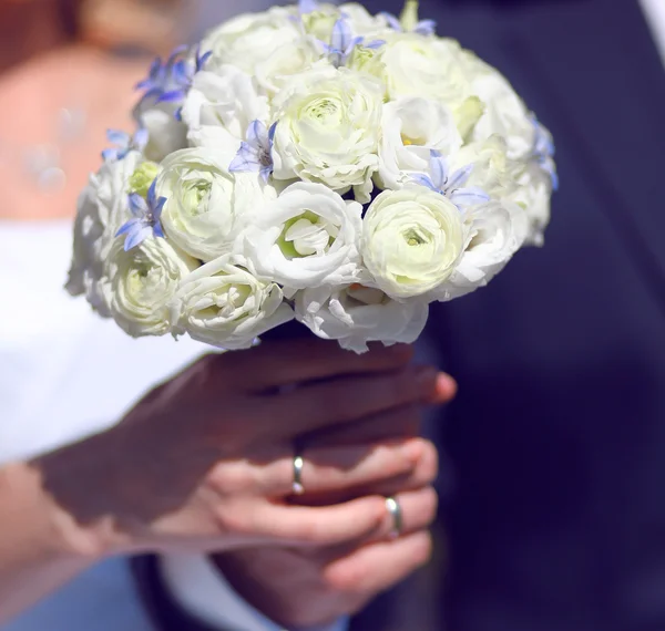 Closeup hands of bride and groom holding wedding white bouquet f — Stock Photo, Image