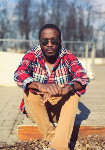Retrato de moda de jovem homem africano elegante escuta música o — Fotografia de Stock