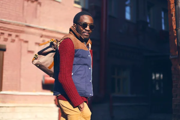 Buiten mode portret van knappe stijlvolle Afrikaanse man in zelfs — Stockfoto