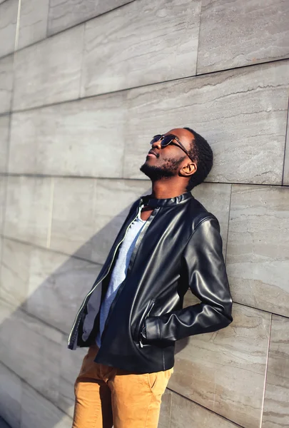 Retrato de moda al aire libre de hombre africano guapo elegante relaxin —  Fotos de Stock