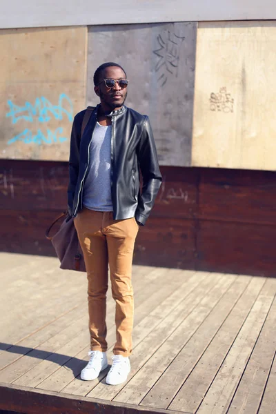 Retrato de moda al aire libre de hombre africano joven con estilo de pie i —  Fotos de Stock