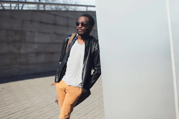 Street fashion concept - bel homme africain élégant debout i — Photo