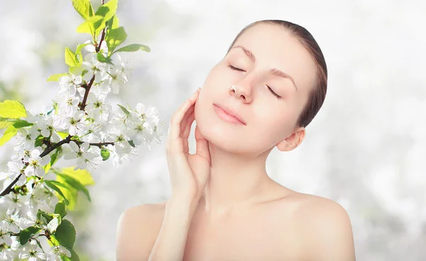 Beauty and skin care concept - portrait of beautiful young woman — Stock Photo, Image