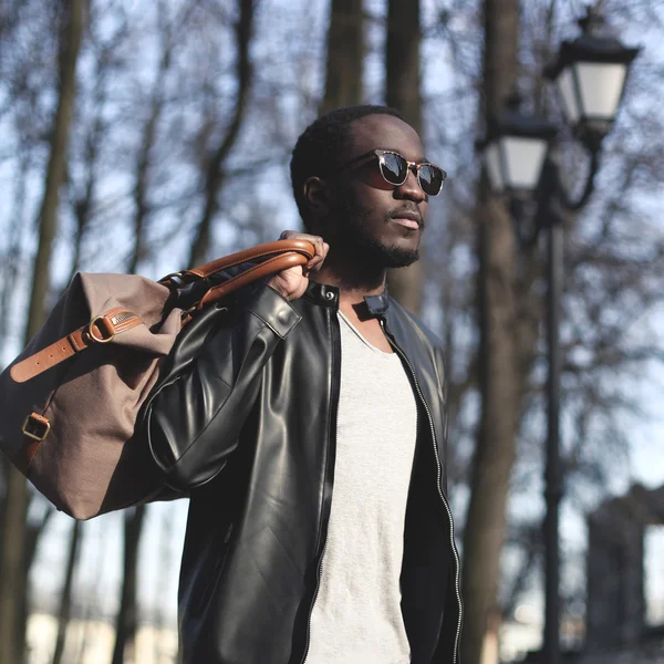 Retrato de moda de homem africano bonito em jaqueta de couro preto — Fotografia de Stock