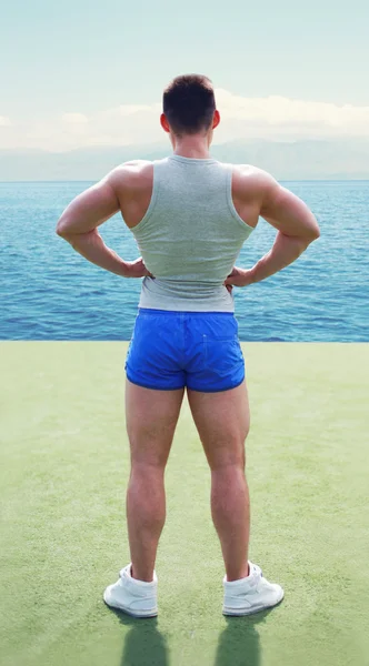 Sport, edzés, és egészséges életmód fogalma - fitnesz férfi állvány — Stock Fotó