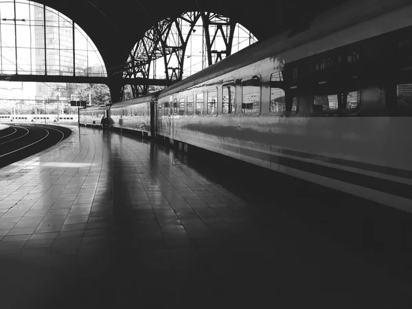 Train station, the train and the platform, black and white photo — Stock Photo, Image