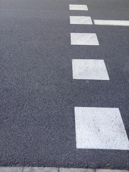 Líneas blancas sobre asfalto gris, señalización vial, transporte abstracto — Foto de Stock