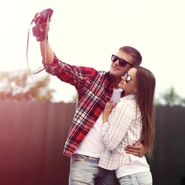 Bella giovane coppia che fa autoritratto sulla macchina fotografica e ha — Foto Stock